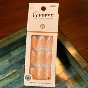 NWT - imPRESS Press-On Nails, So French
